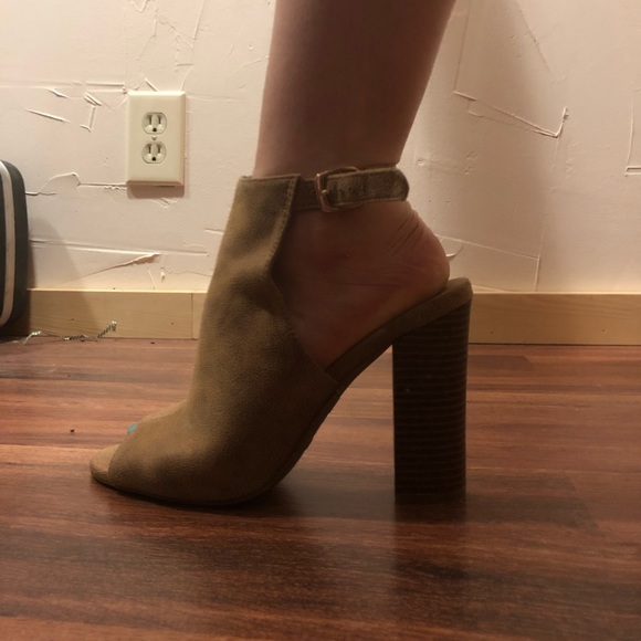 Sued Peep Toe Heel - Picture 2 of 2